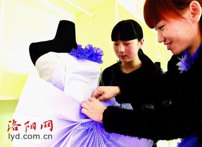 環(huán)保創(chuàng)意展風采 小學生手工紙質(zhì)啦啦隊服裝獲央視少兒頻道關(guān)注