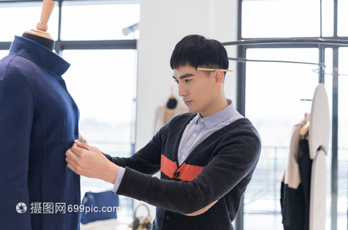 服裝設(shè)計師的精準(zhǔn)藝術(shù) 從量體到制作的尺寸奧秘
